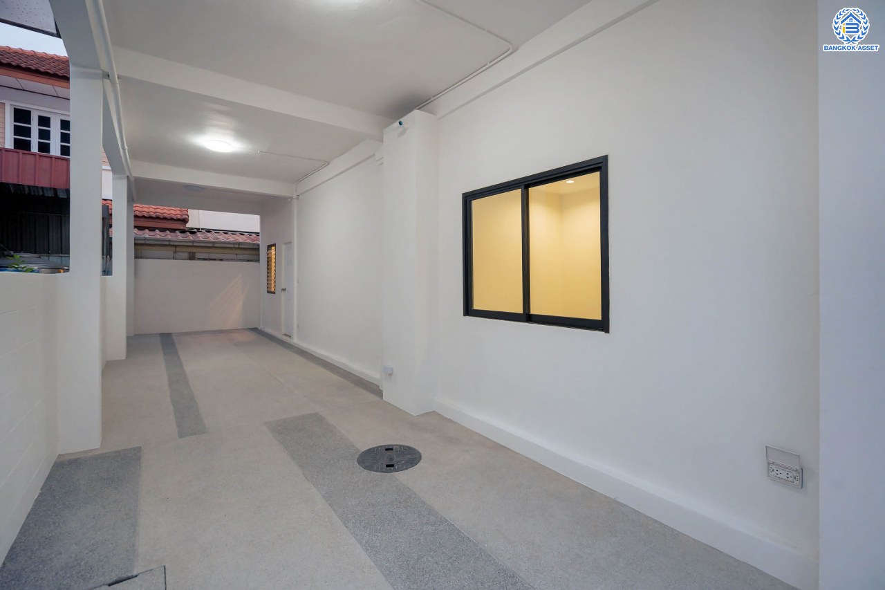 บ้านมือสองตกแต่งใหม่ ตกแต่งสไตล์ Nordic โครงการ กฤษดานคร18 บรมราชชนนี-พุทธมณฑลสาย3  เนื้อที่ 60 ตร.ว. บนพื้นที่ใช้สอยมากถึง 322 ตร.ม. อีกระดับของฟังก์ชัน 3 ห้องนอน 3 ห้องน้ำ 1 ห้องอเนกประสงค์ จอดรถได้ 3 คัน บรรยากาศสุด Private บนทำเลศักยภาพเชื่อมต่อหลายเส้นทาง ใกล้เซ็นทรัลปิ่นเกล้า ม.มหิดล และทางด่วน "ศรีรัช"